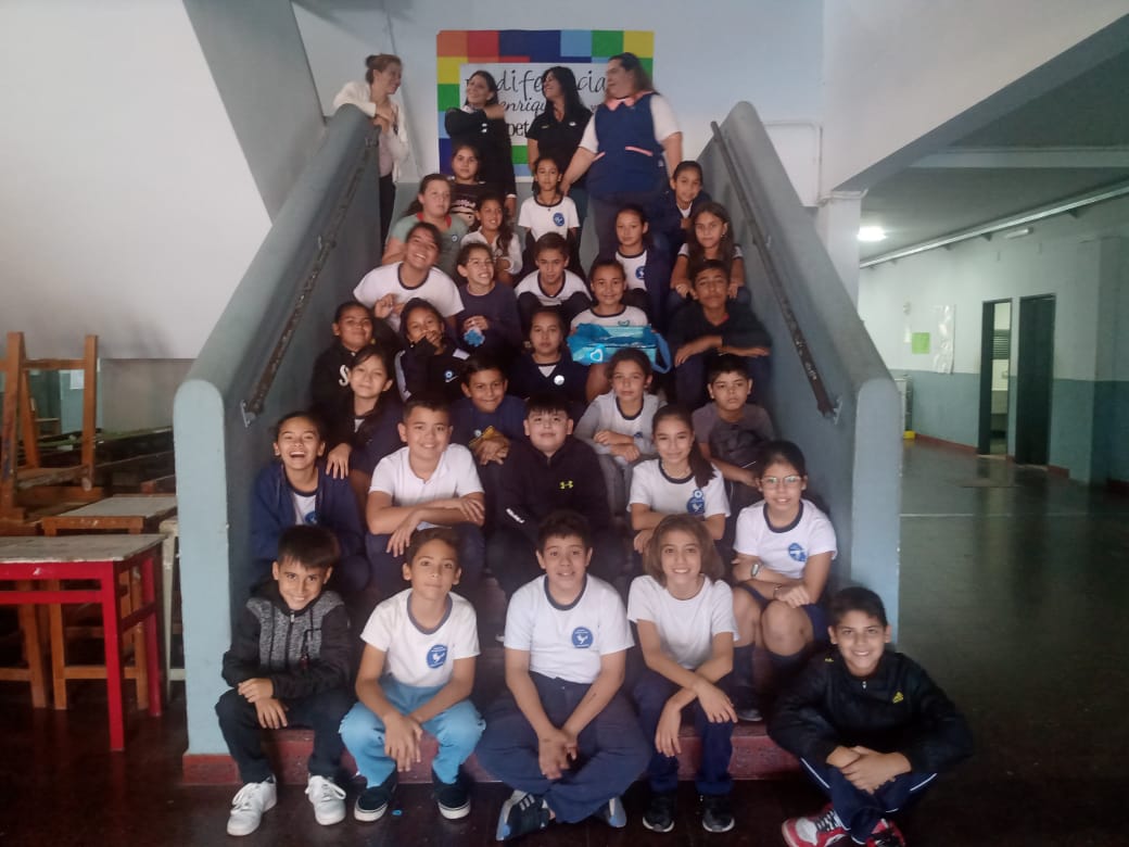 Visita al Colegio "Juan Bautista Aberdi" para repartir ESCARAPELAS confeccionadas por ellos mismos y alentando al patriotismo