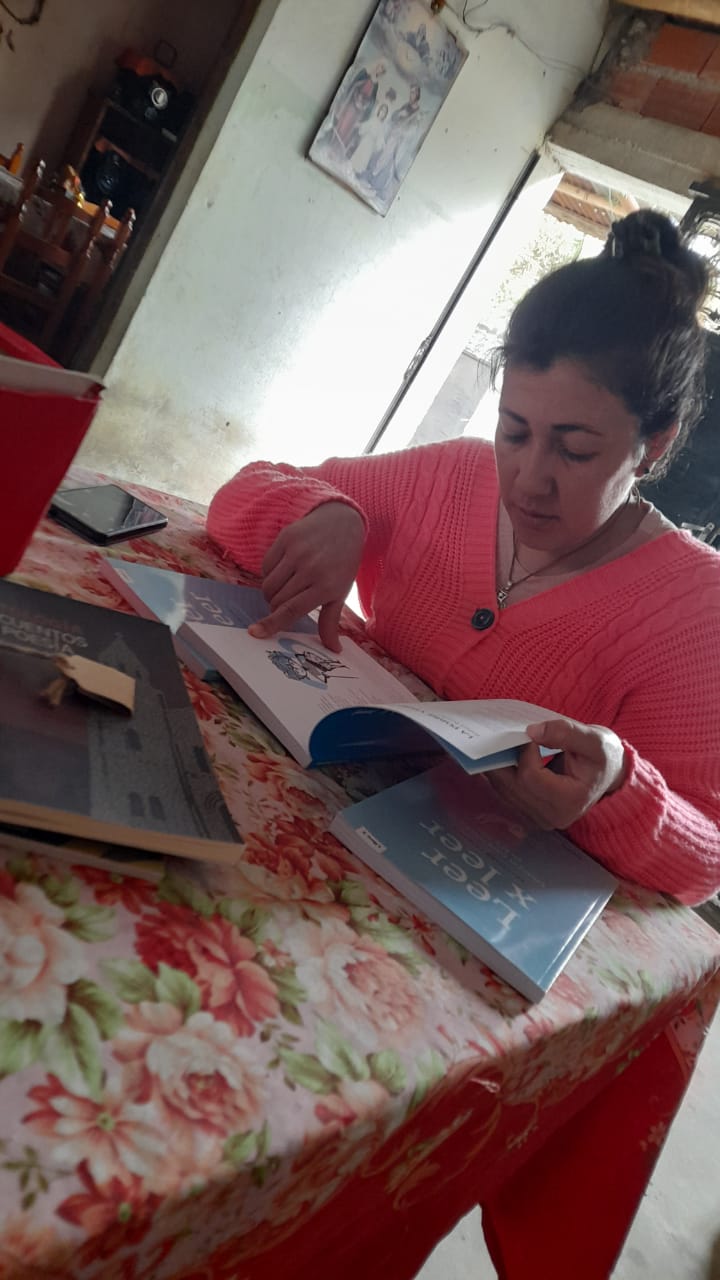 Mama de Uriel, leyendo.