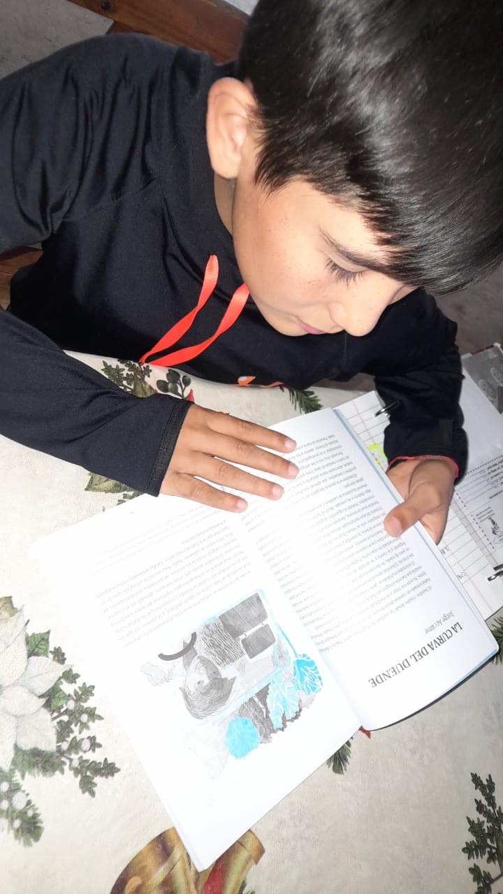 Uriel leyendo titulos del libro elegido.