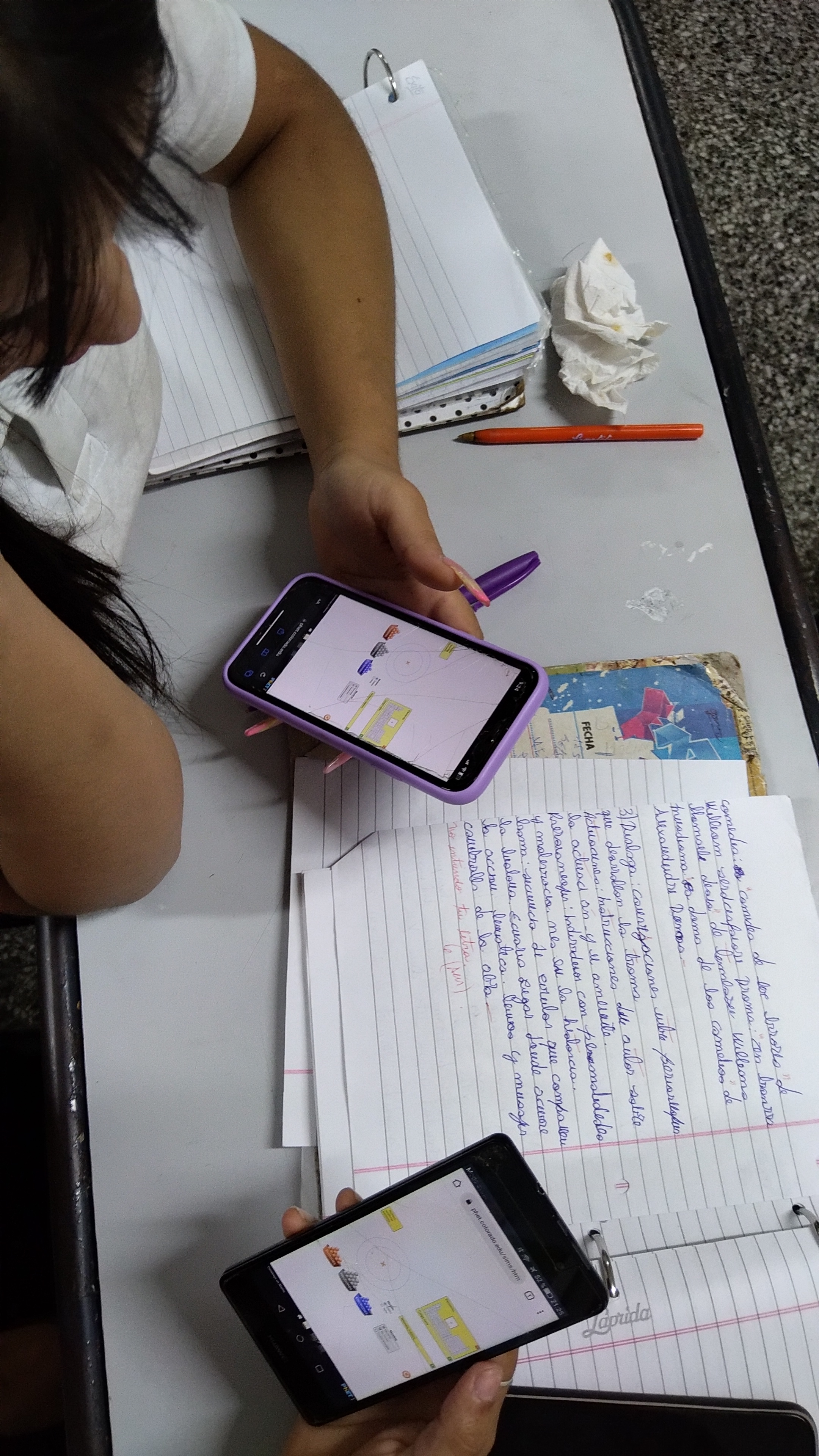 Alumnas utilizando el simulador