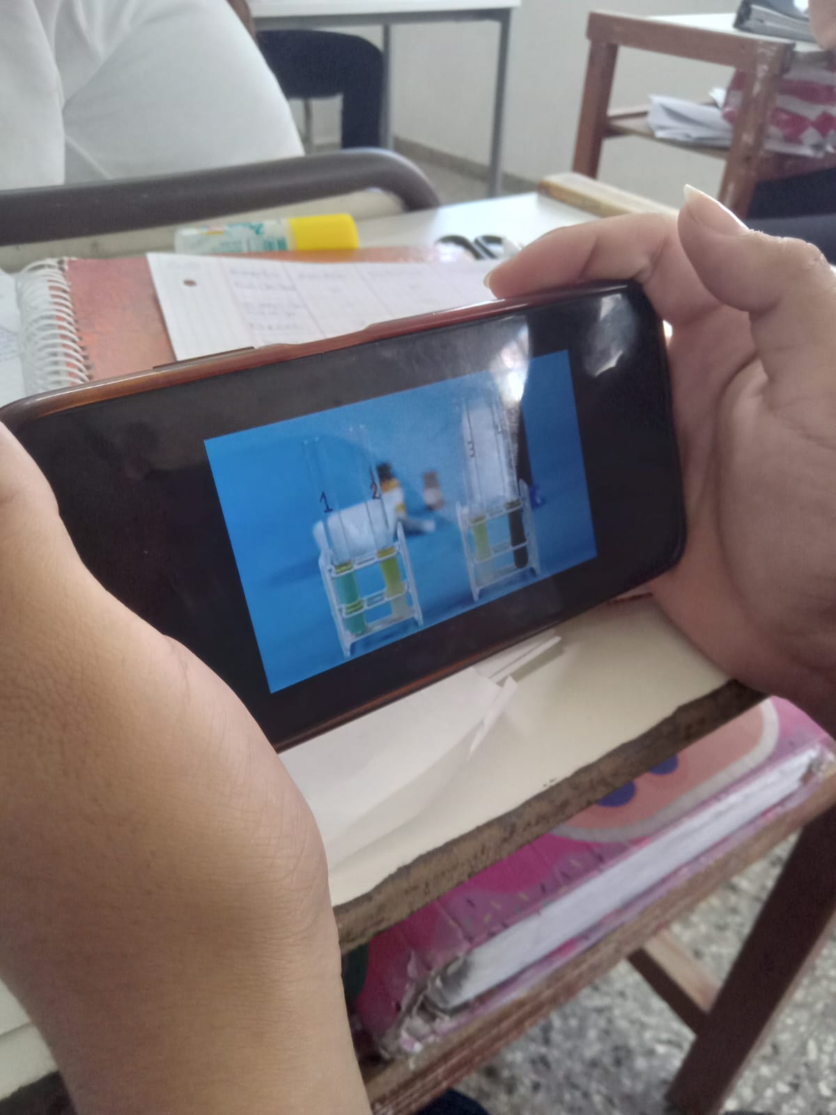 Alumno observando el vídeo acerca de la prueba del lugol, del sitio Educ.ar